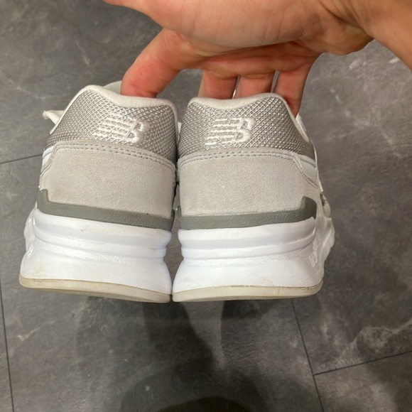 New balance, gray and white women’s size 11, 997H - Picture 4 of 7